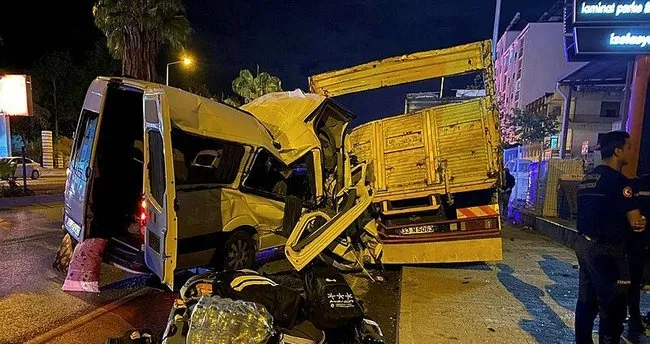 Minibüs park halindeki kamyona ok gibi saplandı: 2 ölü, 9 yaralı Minibüs park halindeki kamyona ok gibi saplandı: 2 ölü, 9 yaralı