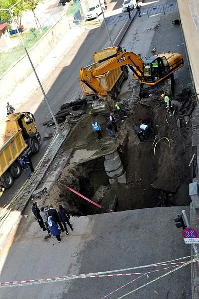 Erzurum’da otomobili yutan göçükteki çalışmada, doğal gaz hattı patladı