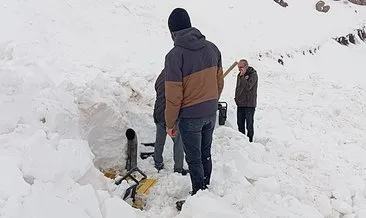 Şırnak’ta yol çalışmasında çığ düştü: Operatör kepçeyle birlikte kara gömüldü! #sirnak