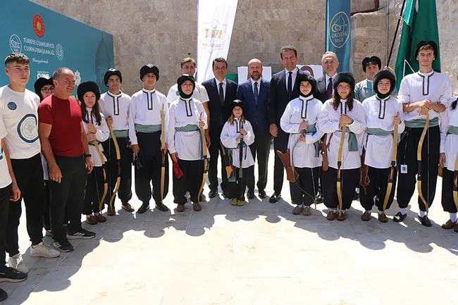 bilal-erdogan-malazgirt-ve-canakkale-gelecek-bin-yilimizin-cozumlerini-sunuyor-1786624491217.jpeg