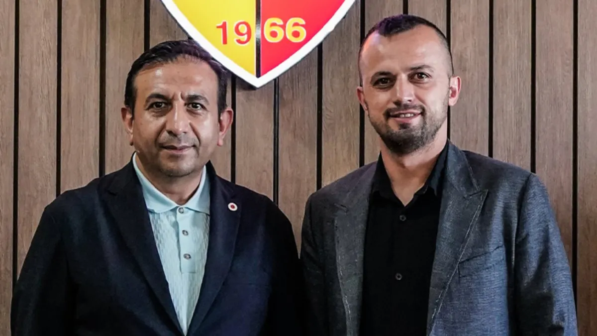 Kayserispor logosu ve İlhan Parlak'ın fotoğrafı