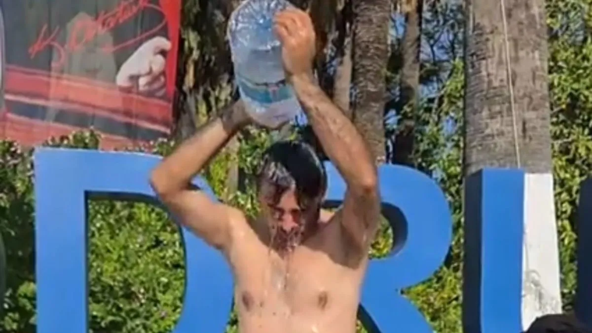 Bodrum’da şaşkına çeviren olay! Susuzluktan kırılan vatandaş belediye önünde duş aldı Bodrum’da şaşkına çeviren olay! Susuzluktan kırılan vatandaş belediye önünde duş aldı