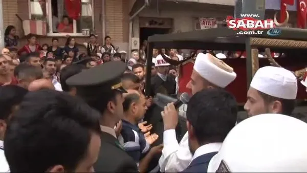 Hakkari'de şehit düşen oğlunun tabutunu İstanbul'da öperek karşıladı