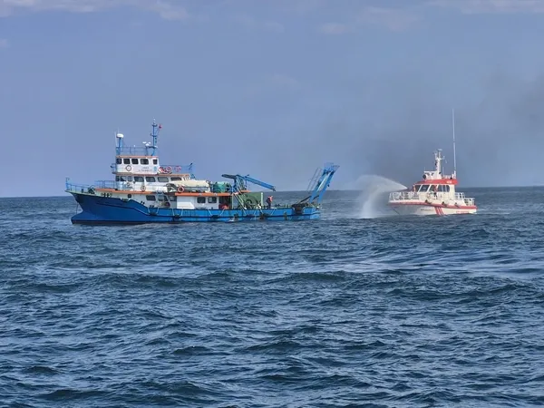 karadenizde-nefes-kesen-tatbikat-denizde-yangin-alarmi-yaralilar-helikopterle-kurtarildi-1790166840359.jpg