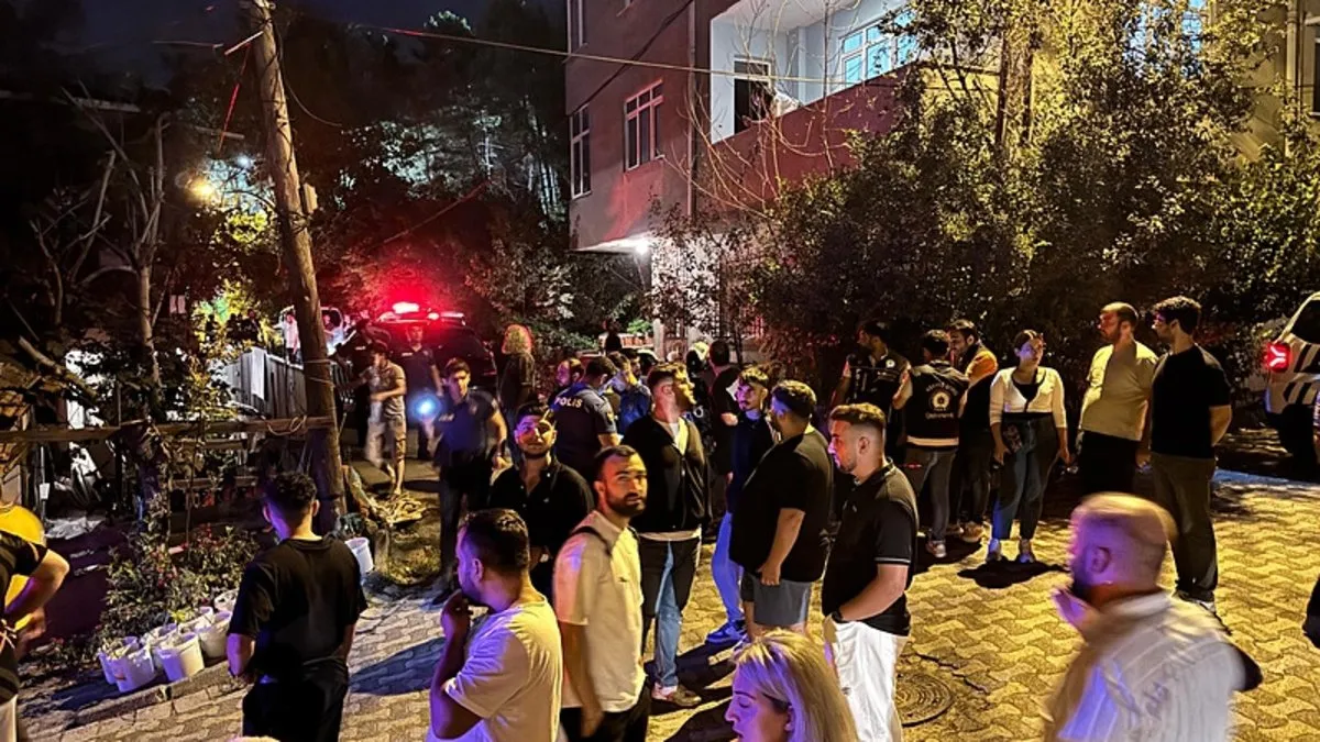 Ümraniye’de sokak ortasında satırlı vahşet: Kadının boğazını kesti, olay yerinden kaçtı!