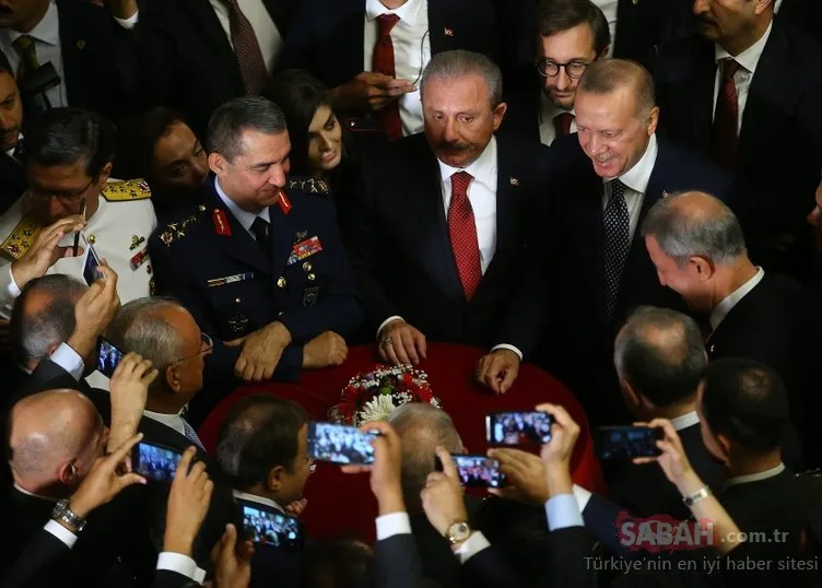 TBMM yeni yasama dönemine başladı. İşte resepsiyondan ilginç kareler...