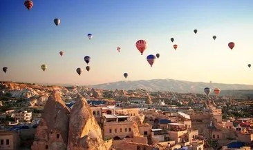 Kapadokya’da aynı anda havalanan 165 sıcak hava balonu görsel şölen oluşturdu