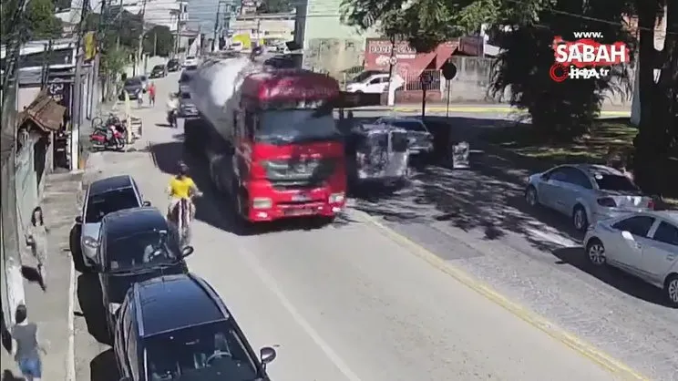 Brezilya’da mucize kurtuluş! Araç kapısına çarpan motosiklet sürücüsü kamyonun altında kaldı | Video