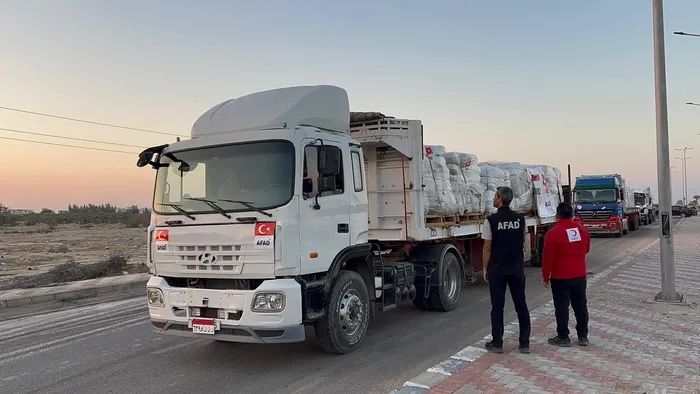 turkiyenin-destegi-gazzeye-guc-veriyor-yardim-tirlari-pes-pese-giris-yapti-1760416767247.jpg Türkiye’nin desteği Gazze’ye güç veriyor! Yardım tırları peş peşe giriş yaptı