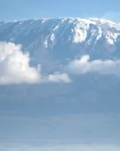 Tanzanya’da helikopter dağa çakıldı: 5 ölü