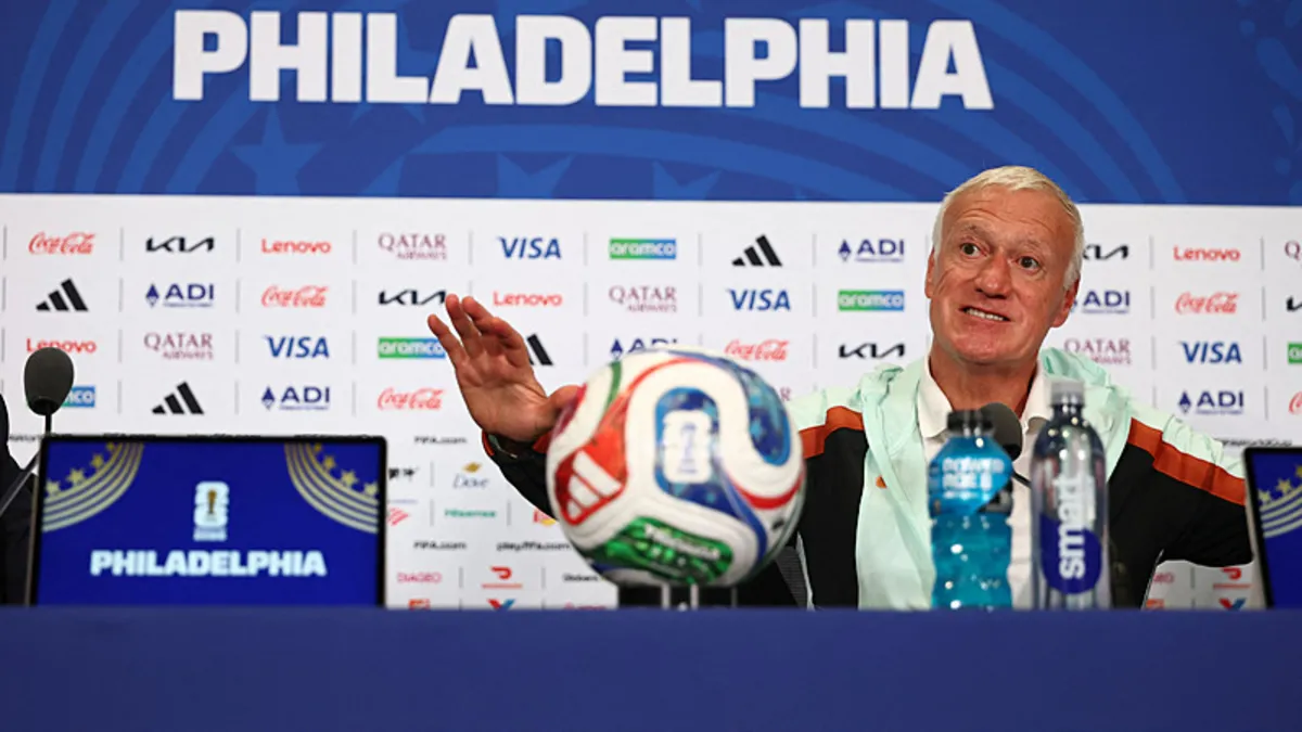 Didier Deschamps, Fransa Milli Takımı'nın teknik direktörü olarak Irak maçı öncesinde açıklama yapıyor.