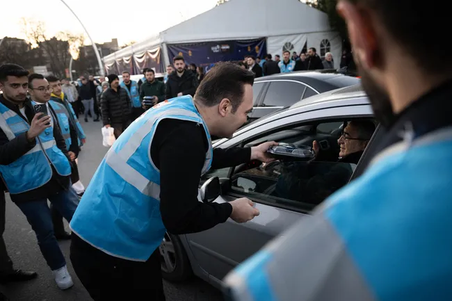 ak-parti-genclik-kollarindan-iftara-5-kala-programi-vatandaslara-iftarlik-dagitildi-1771527685153.jpg
