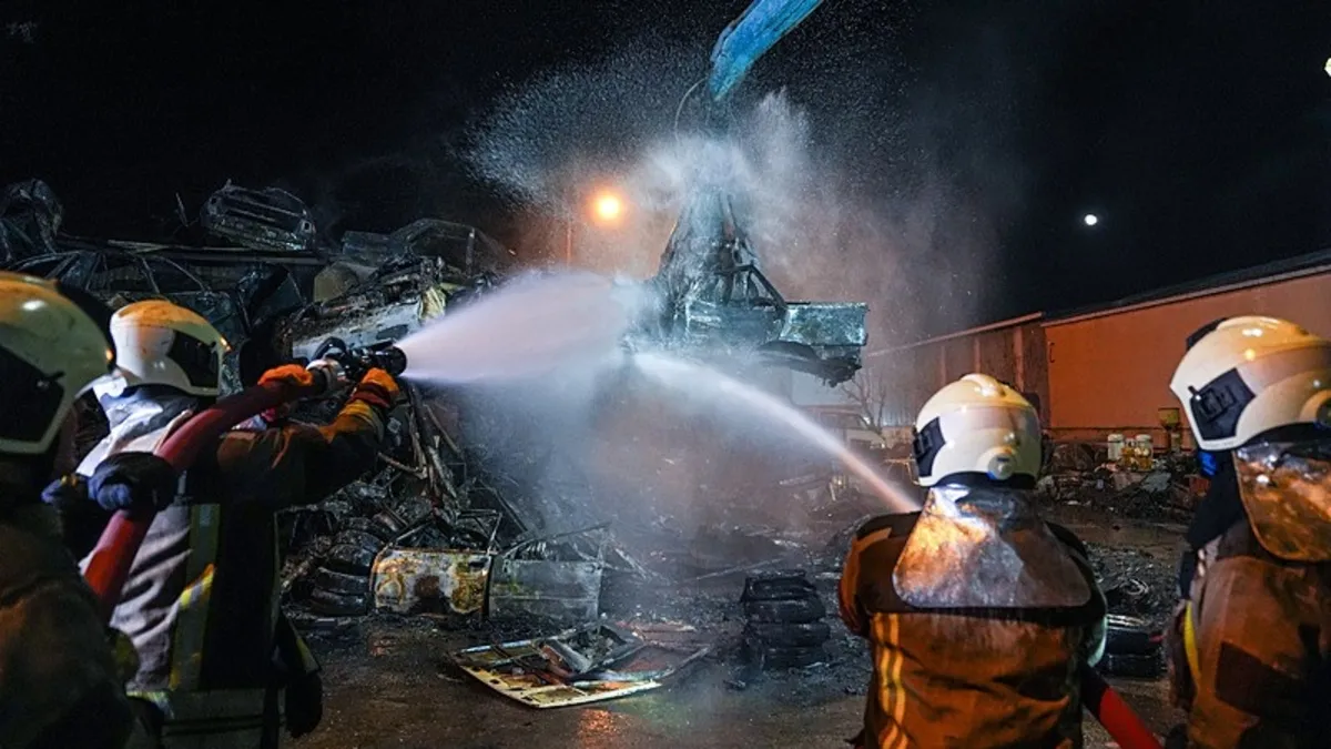 Ankara’da 100 hurda araç alev alev yandı Ankara’da 100 hurda araç alev alev yandı