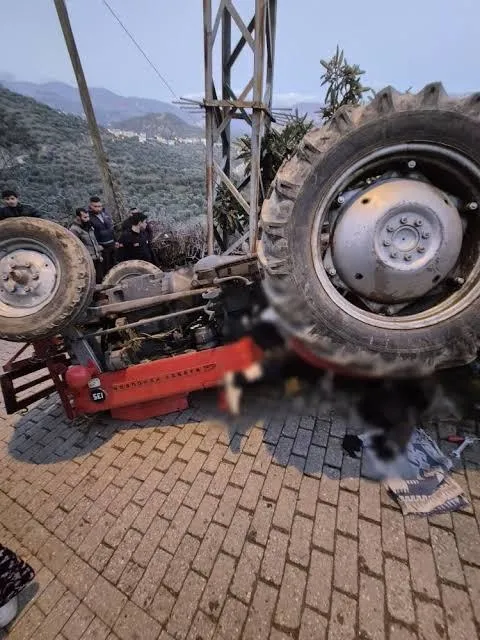 aydinda-devrilen-traktorun-altinda-kalan-yasli-adam-oldu-1734026724378.jpg