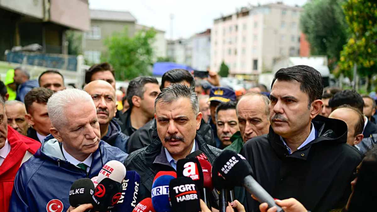 Bakan Çiftçi ve Bakan Kurum selin vurduğu Ayazağa'da incelemelerde bulundu haber görseli