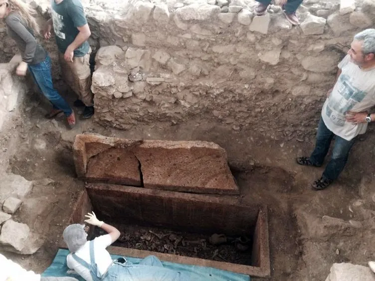 Edremit’te 2500 yıllık mezar açıldı!