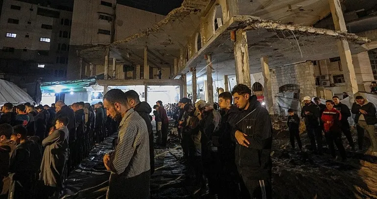 Gazze'de enkaz ortasında en acı iftar! Filistinliler Ramazan'ı bombalar ve soğukla karşıladı