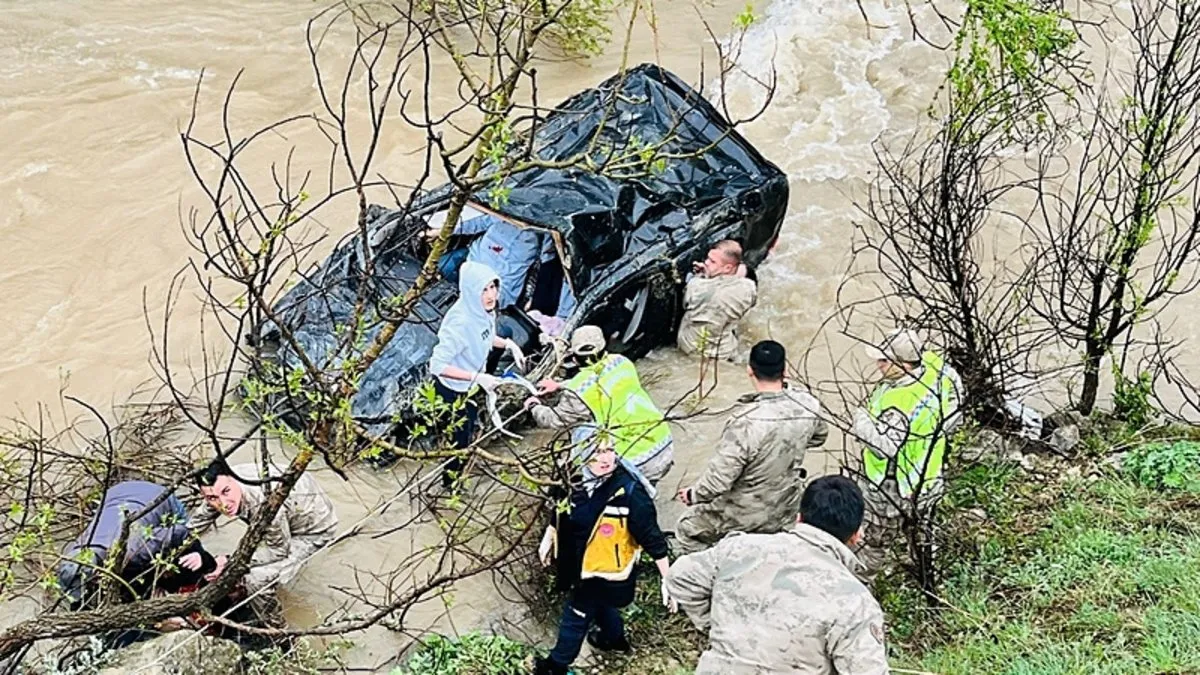 Gümüşhane'de feci kaza! Hafif ticari araç dereye devrildi: 1 ölü, 4 yaralı