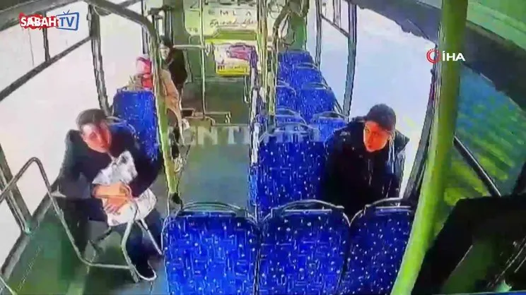 Halk otobüsü şoförü, otobüsü durdurdu, görme engelli gaziyi yolun karşısına geçirdi | Video