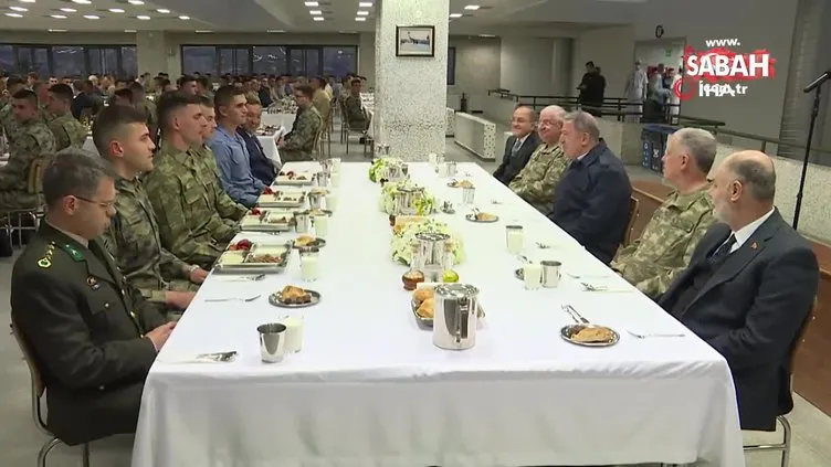 Milli Savunma Bakanı Akar, Mehmetçikle iftar yaptı