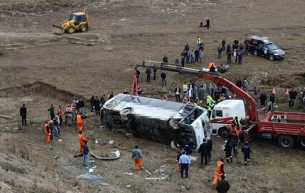 Cenaze taşıyan otobüs devrildi