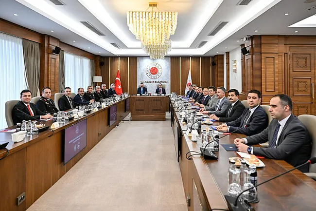 dolandiricilikla-mucadele-merkezi-kuruluyor-bakan-ciftci-sucla-mucadelede-yeni-bir-donemin-kapisini-araliyoruz-1793205148776.jpeg Dolandırıcılıkla Mücadele Merkezi kuruluyor! Bakan Çiftçi: Suçla mücadelede yeni bir dönemin kapısını aralıyoruz