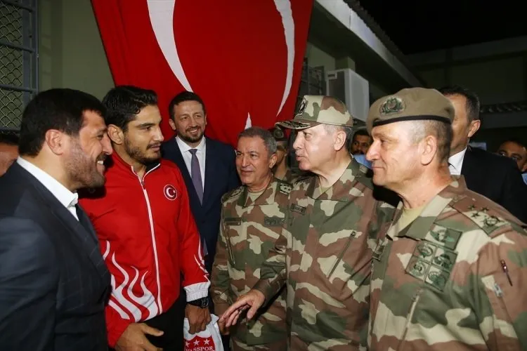 Cumhurbakanı ile beraber ünlü isimler sınıra akın etti