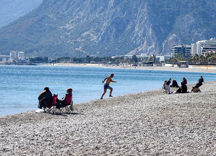 Yurtta kar yağışı: Antalya’da deniz, kum, güneş!