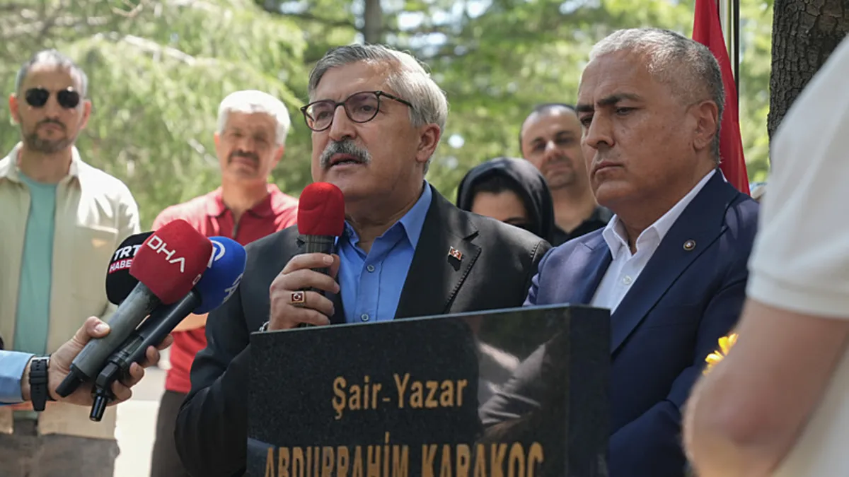 Abdurrahim Karakoç'un mezarı başında sevenlerinin toplandığı anma töreninden bir görüntü.