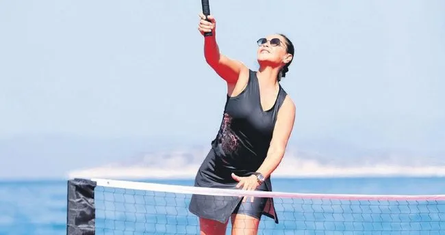 Denizin ortasında tenis oynadı – Son Dakika Magazin Haberleri Denizin ortasında tenis oynadı – Son Dakika Magazin Haberleri