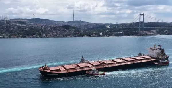 liberya-bayrakli-dev-kuru-yuk-gemisi-bogazdan-gecerken-deniz-trafigi-durduruldu-1788011040777.jpg