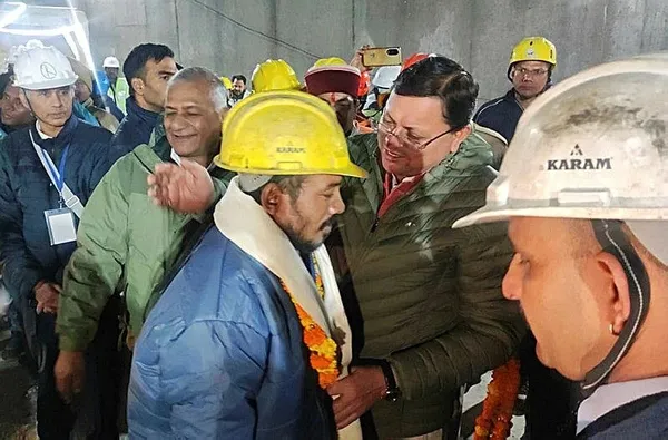 Çöken tünelde mahsur kalan işçiler 17 gün sonra kurtarıldı