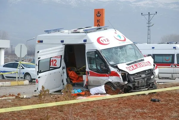 Ambulansla kamyonet çarpıştı: 2 ölü, 4 yaralı