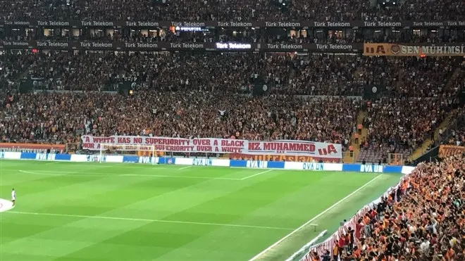 Gomis'e büyük destek! Anlamlı pankartlar.. - 2