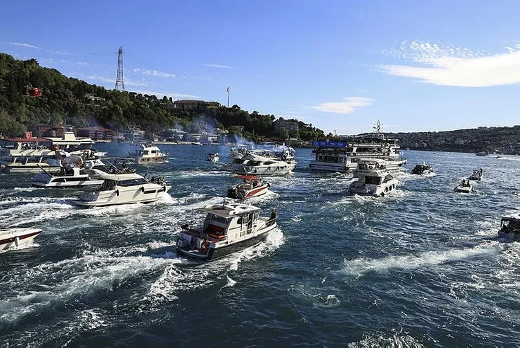 İstanbul Boğazı siyah beyaz! Beşiktaş şampiyonluğun tadını çıkarıyor...