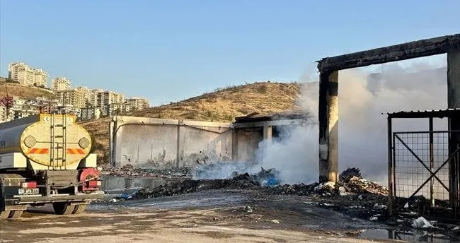 İzmir’de geri dönüşüm tesisinde yangın çıkardığı iddiasıyla 1 şüpheli yakalandı!