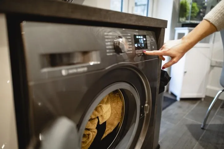 Ütü kullanmadan çarşafları dümdüz yapan yöntem! Çamaşır makinesine 1 kaşık ekleyin...