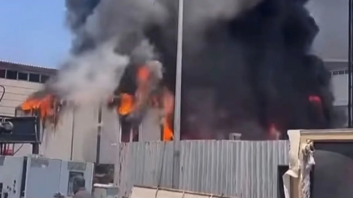 Gaziantep'te bir iş yerinde çıkan yangından yükselen dumanlar