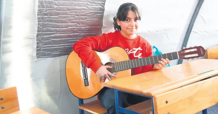 Yaşama gitarıyla tutundu