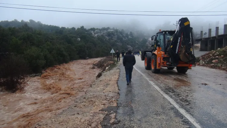 Son dakika... Mersin’deki sel hayatı felç etti! Okullar tatil edildi