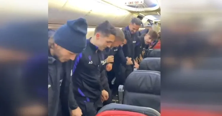 Trabzonsporlu futbolcular, galibiyeti uçakta horon ve kolbastı ile kutladı
