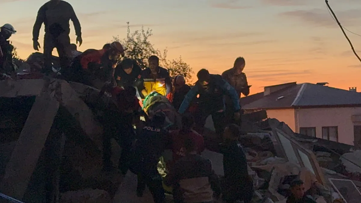 Zonguldak’ta bir bina çöktü: 1 kişi enkazdan çıkarıldı!