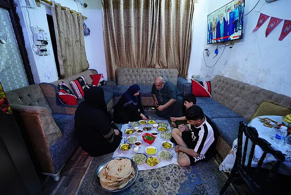 bagdatin-eski-mahallelerinde-yasatilan-bir-ramazan-gelenegi-komsudan-komsuya-iftar-1773320734156.jpeg