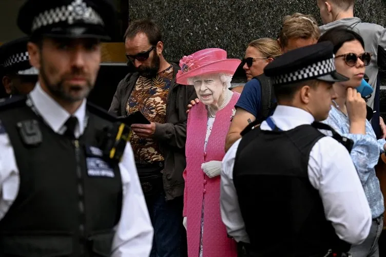 Kraliçe Elizabeth katılamamıştı: İngiltere’de şoke eden görüntüler...