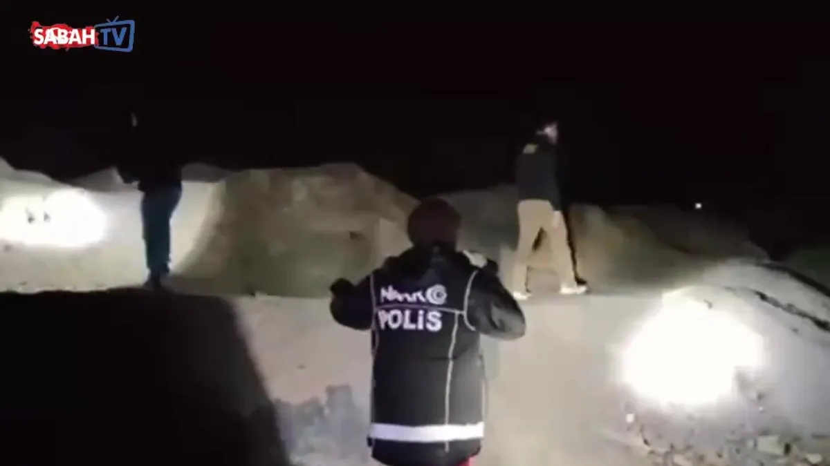 Sakarya’da gece karanlığında fenerlerle ‘torbacı’ operasyonu videosunu izle Sakarya’da gece karanlığında fenerlerle ‘torbacı’ operasyonu videosunu izle