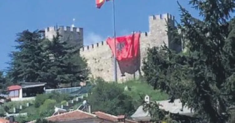 Ohri Kalesi’nde bayrak krizi