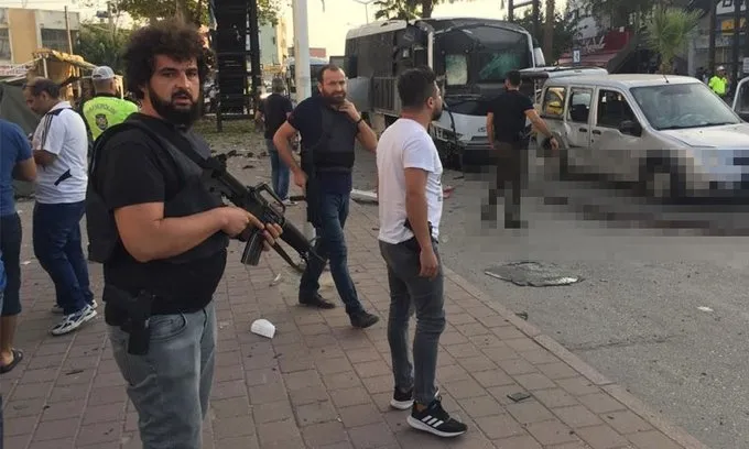 Adana'da terör saldırısı! Polis otobüsünün geçişi sırasında bombalı saldırı düzenlendi...