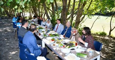 Tunceli’de, 85 yaş üstü vatandaşlara Munzur Çayı kıyısında kahvaltı verildi #tunceli