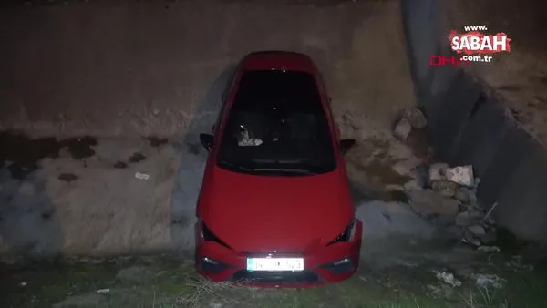 İzmir'de polisten kaçan 14 yaşındaki sürücü otomobil ile dereye uçtu | Video