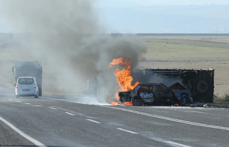 Kars’ta kamyonetle çarpışan otomobil alev topuna döndü: Sürücü böyle kurtarıldı!